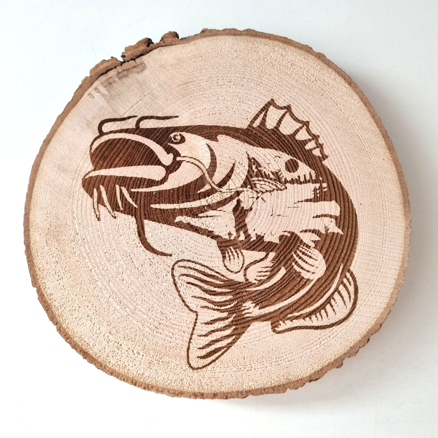 Rustikale Baumscheibe graviert mit Fisch-Motiven