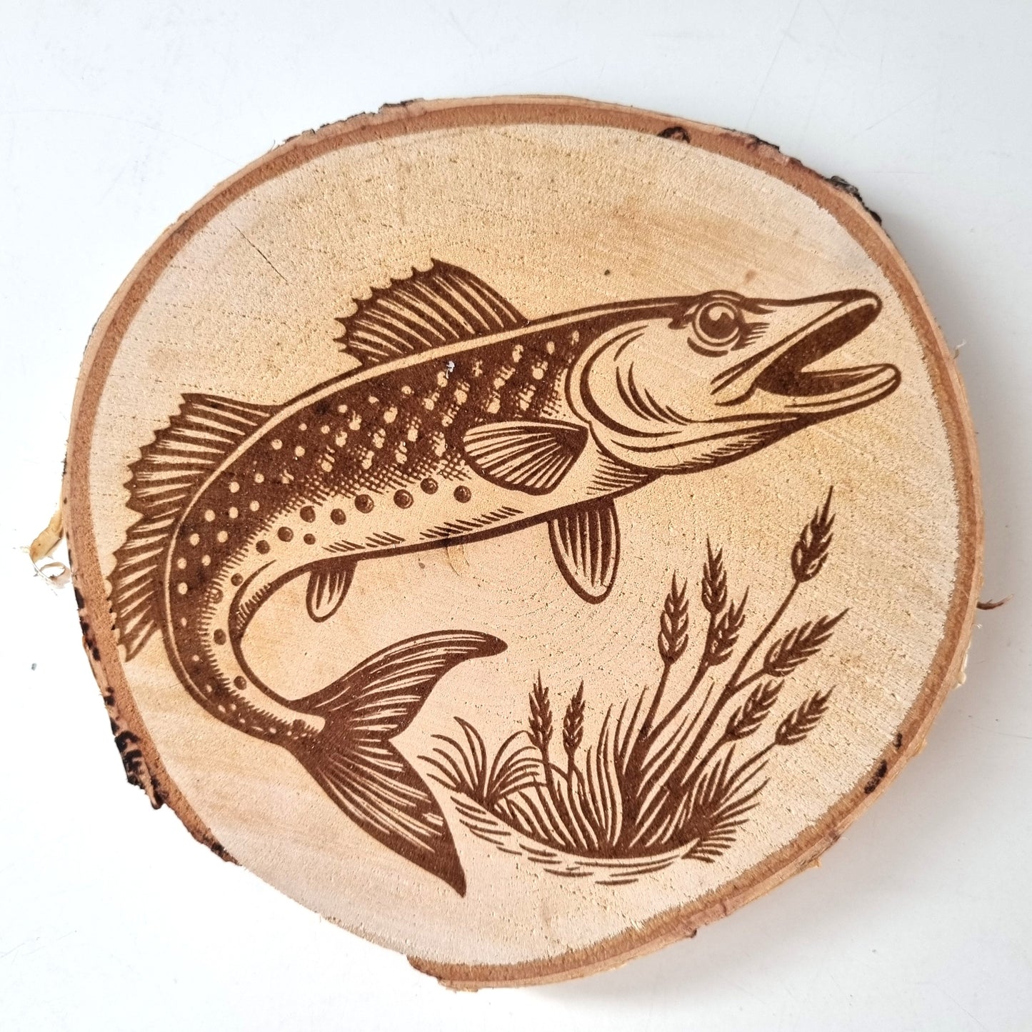 Rustikale Baumscheibe graviert mit Fisch-Motiven
