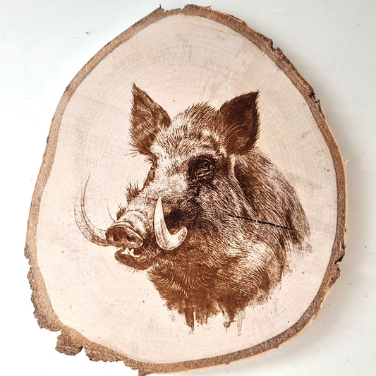 Rustikale Baumscheibe graviert mit Wildschwein-Motiv